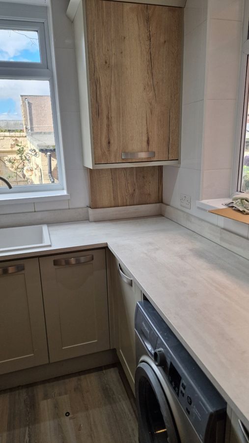 Woodgrain oak wall unit above new worktop